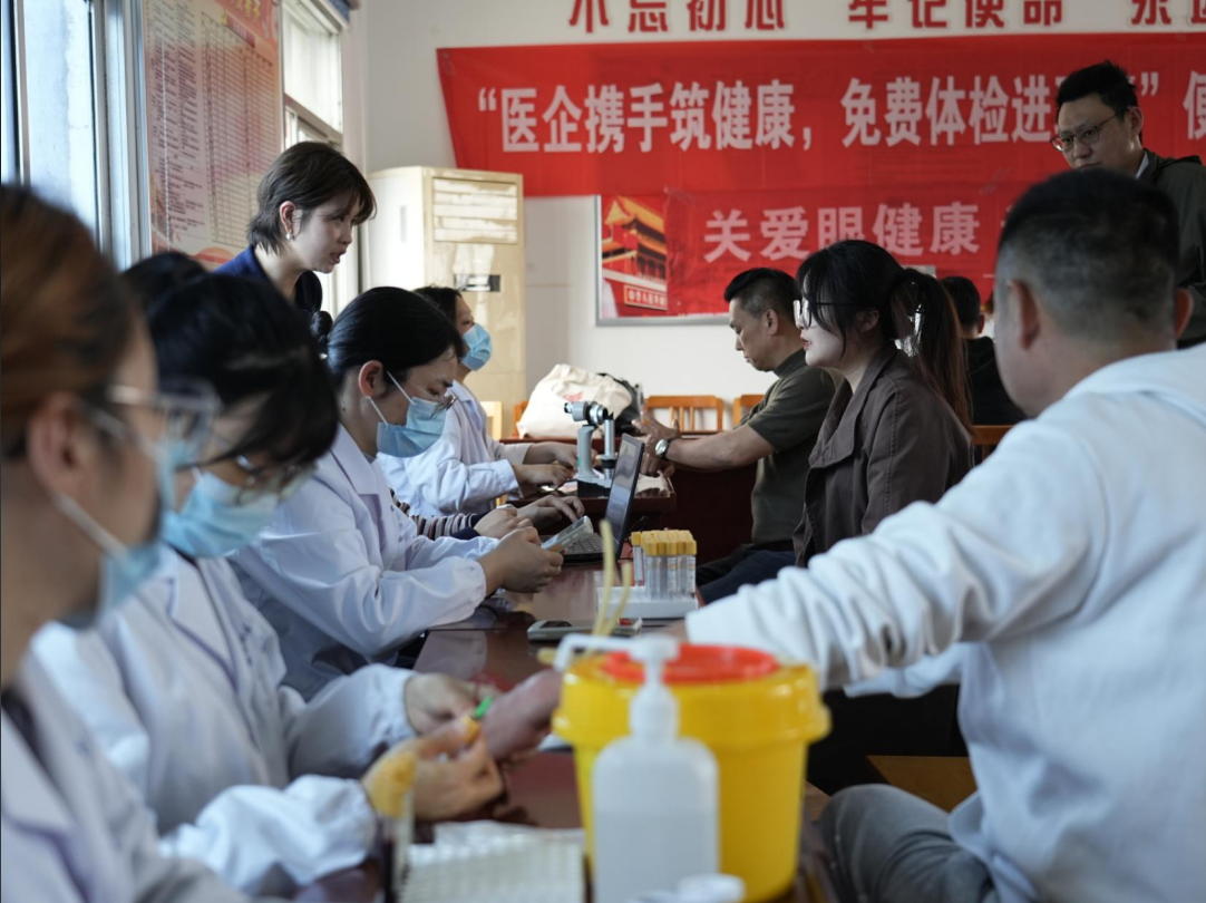 醫(yī)心向黨筑健康，眼護職工暖民心：康復眼科醫(yī)院聯(lián)合多單位開展 “免費體檢進職場” 公益行動